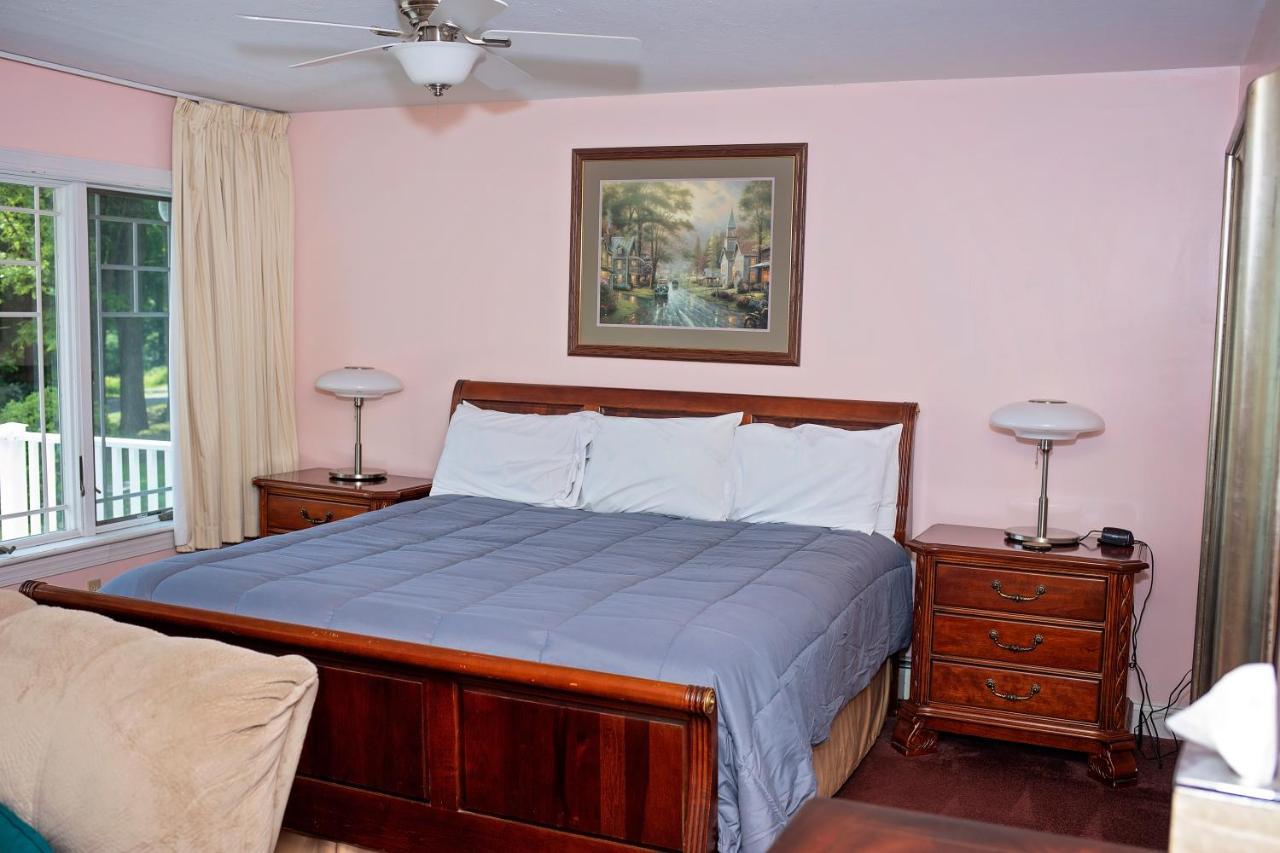 Longhouse Manor B&B วัตกินส์เกลน ภายนอก รูปภาพ
