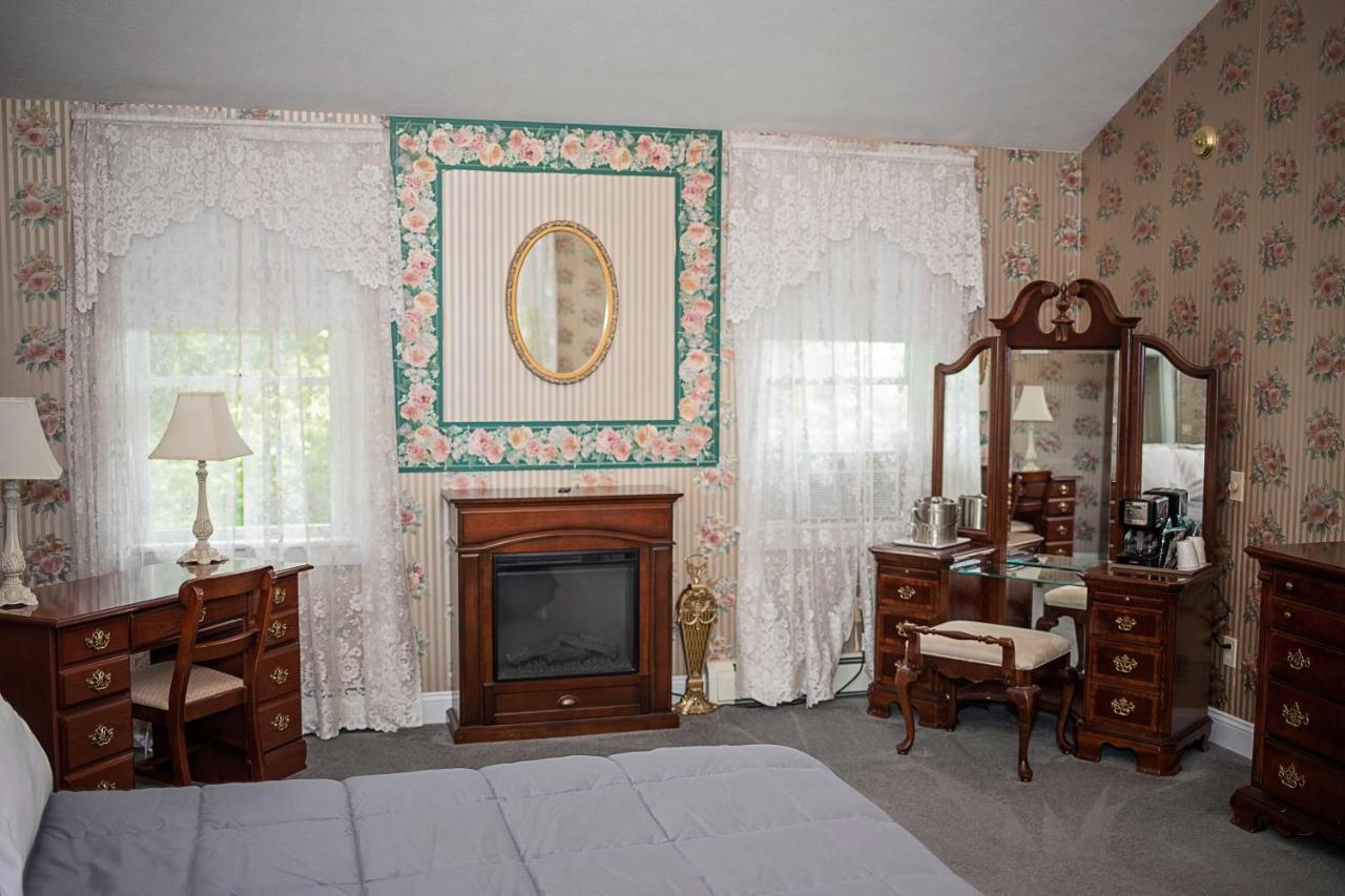 Longhouse Manor B&B วัตกินส์เกลน ภายนอก รูปภาพ
