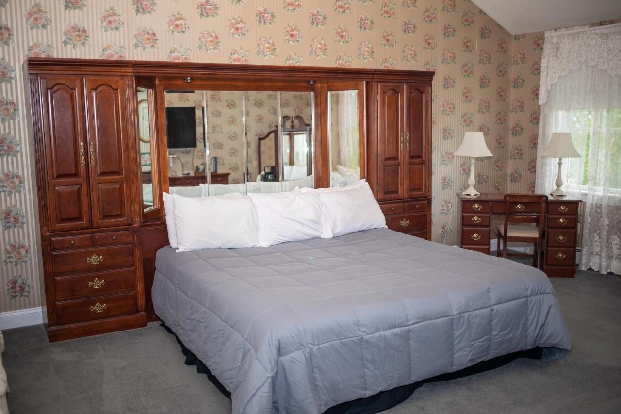 Longhouse Manor B&B วัตกินส์เกลน ภายนอก รูปภาพ
