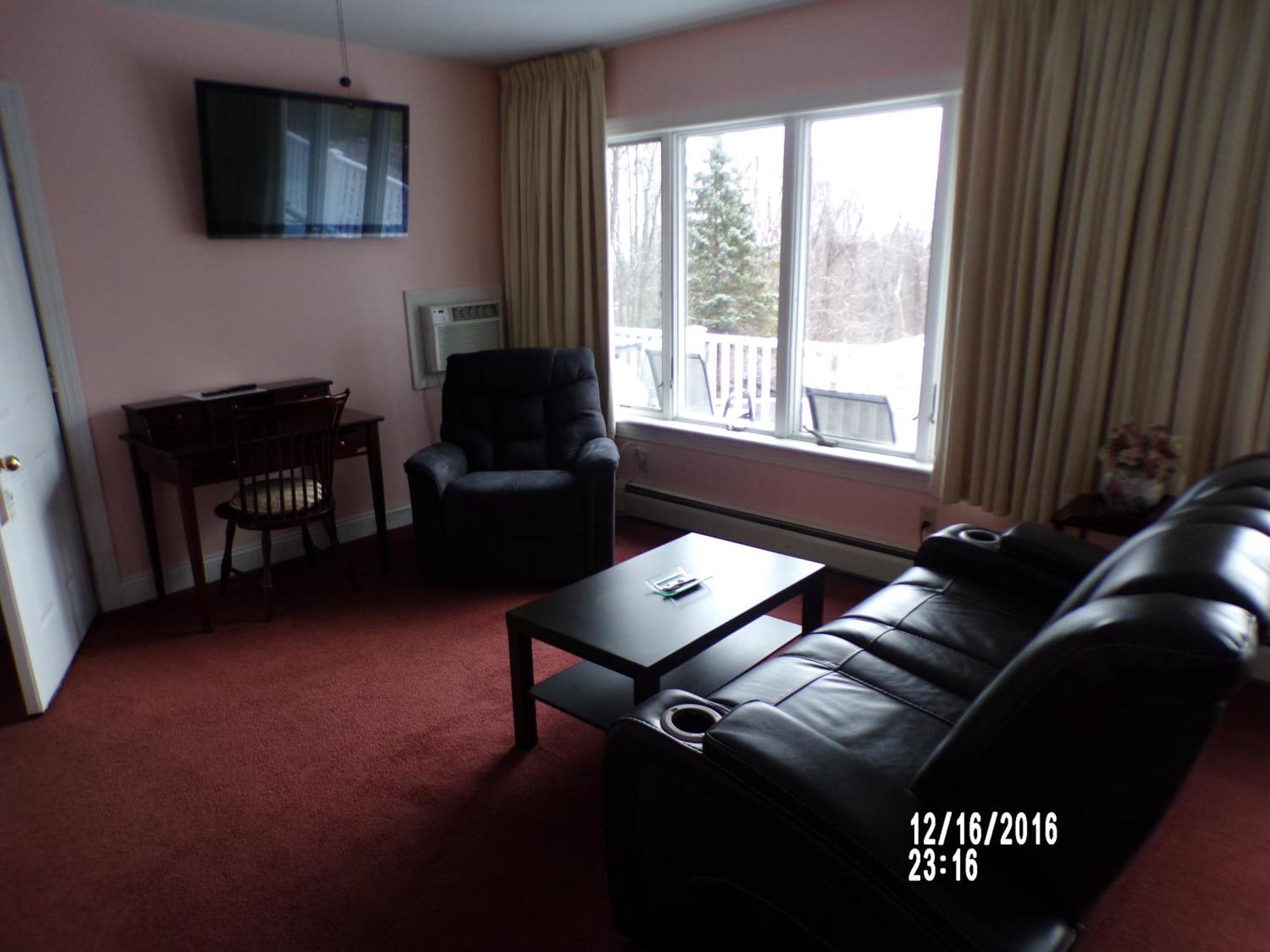 Longhouse Manor B&B วัตกินส์เกลน ภายนอก รูปภาพ