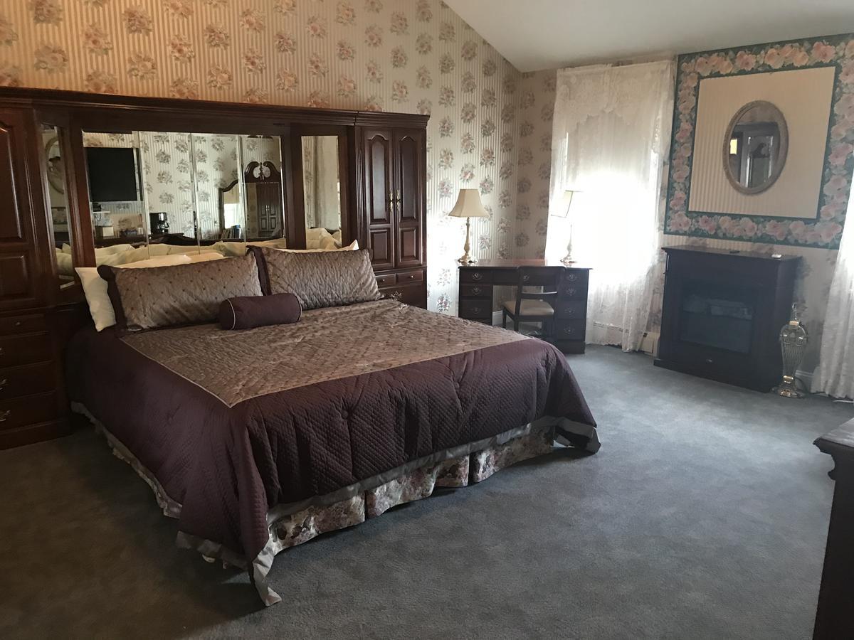 Longhouse Manor B&B วัตกินส์เกลน ภายนอก รูปภาพ