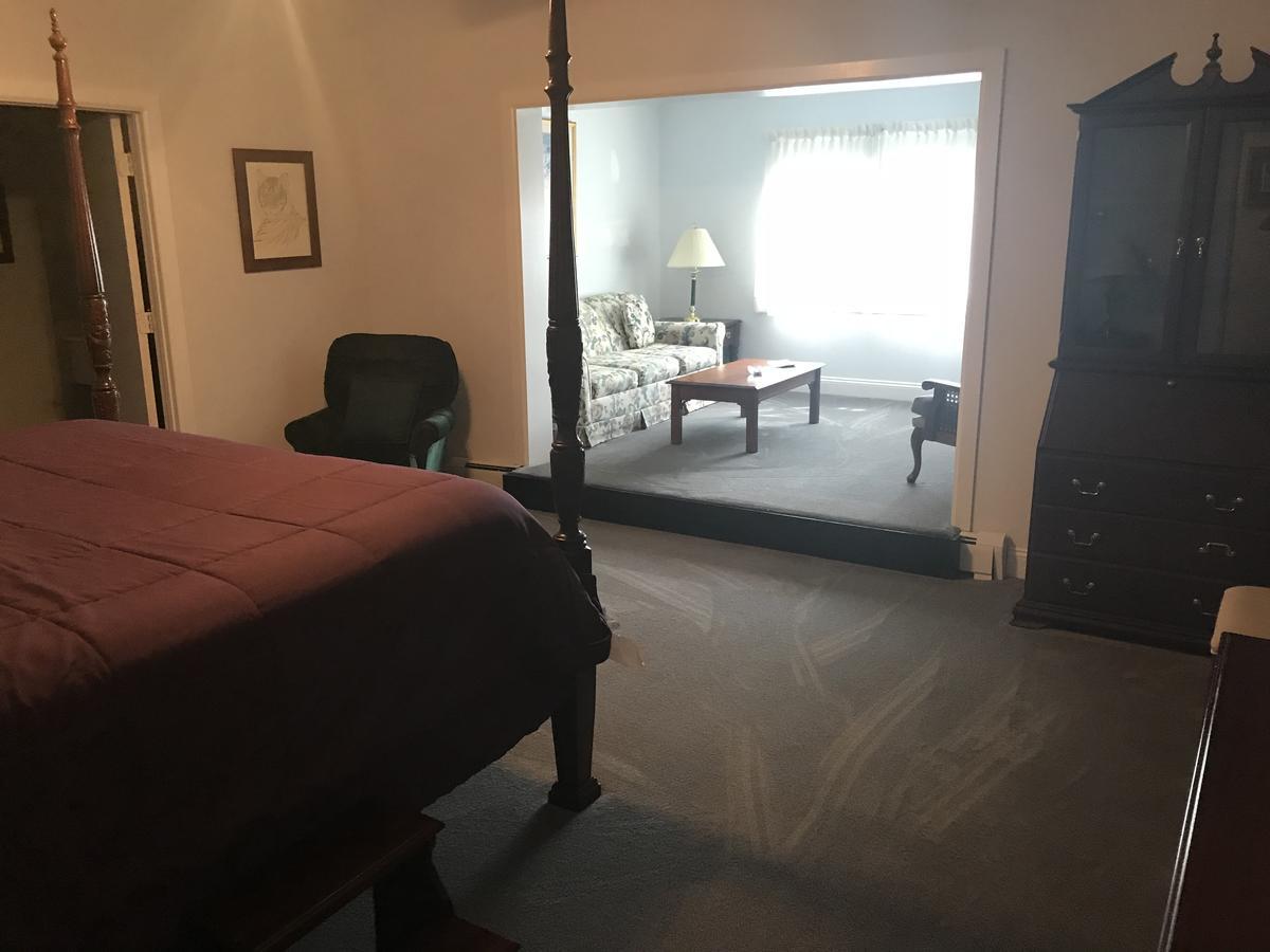 Longhouse Manor B&B วัตกินส์เกลน ภายนอก รูปภาพ