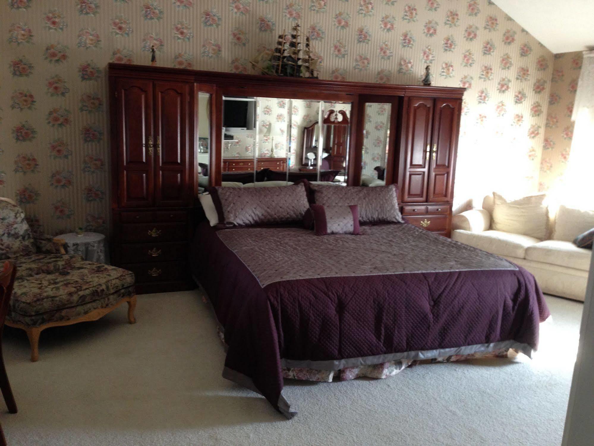 Longhouse Manor B&B วัตกินส์เกลน ภายนอก รูปภาพ